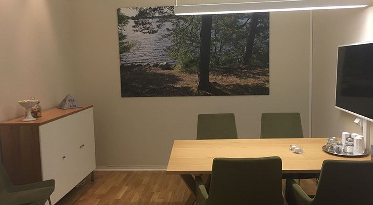 Besöksrum Fonus Upplands Väsby, träbord med gröna stolar